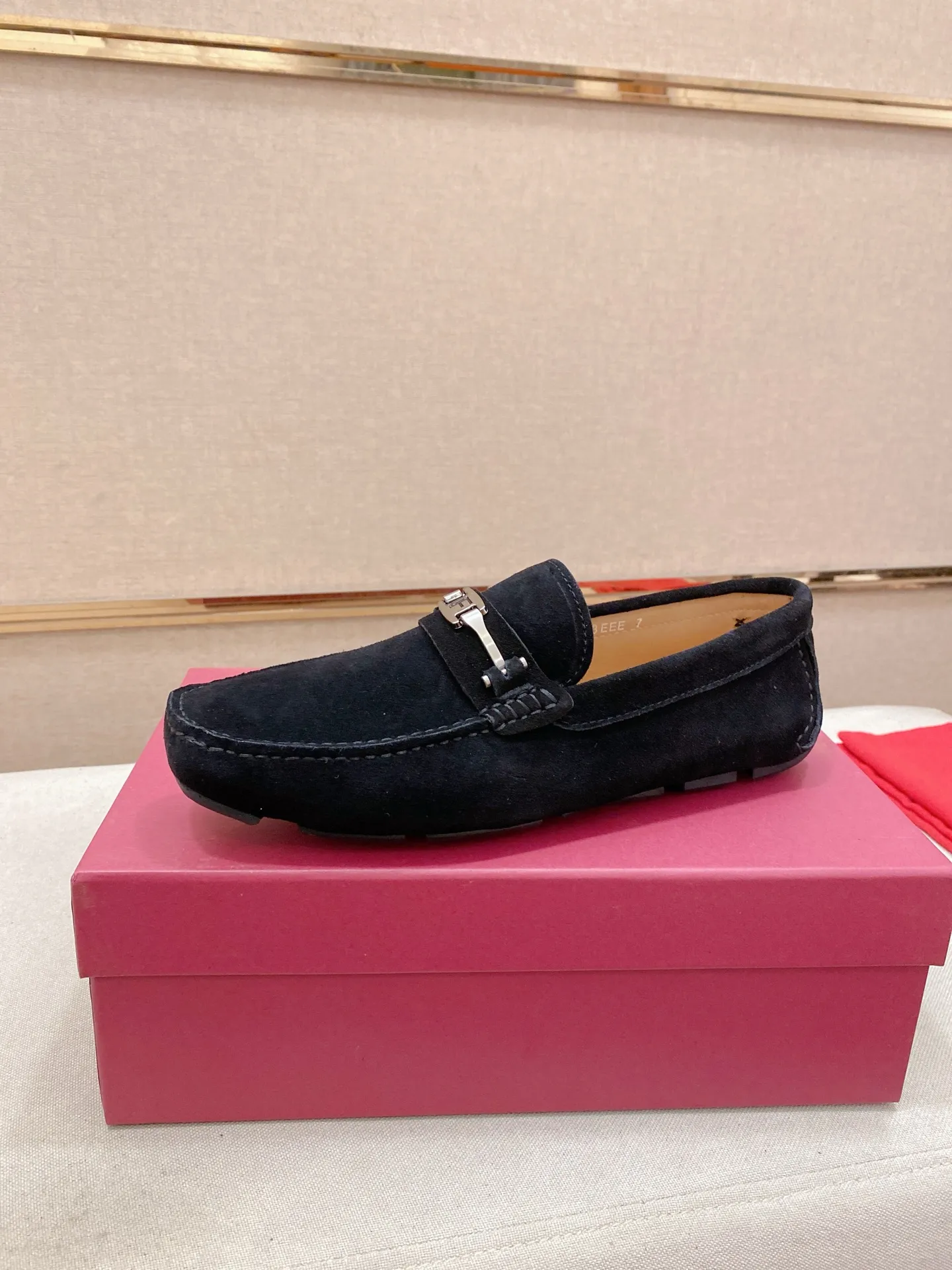 Factory price: 540💰High-end quality! Ferragamo🆕🆕Exclusive hot-selling products in stock🔥🔥New products on the shelves, high-quality Ferragamo men's pea shoes, high-end casual driving shoes, with complete packaging! 💪 💪 Material: imported suede cowhide 🐂 + imported high-quality water-dyed cowhide lining + wear-resistant outsole 👍🏻👍🏻 Features: high-end and comfortable, purely handmade 🚀 🚀 Create the perfect shoe that suits you best 🔥 🔥 Size: (38-44) 45 standard size can be customized!